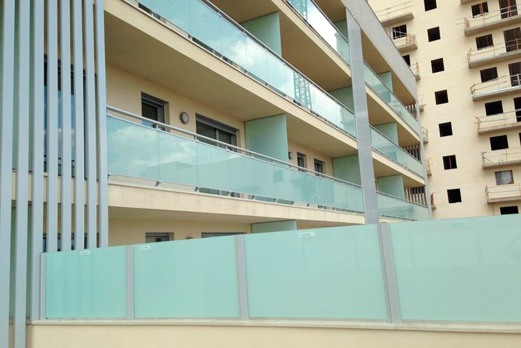 imagen de un trabajo realizado por nuestros profesionales cristaleros de un edificio en teruel de nueva construcción