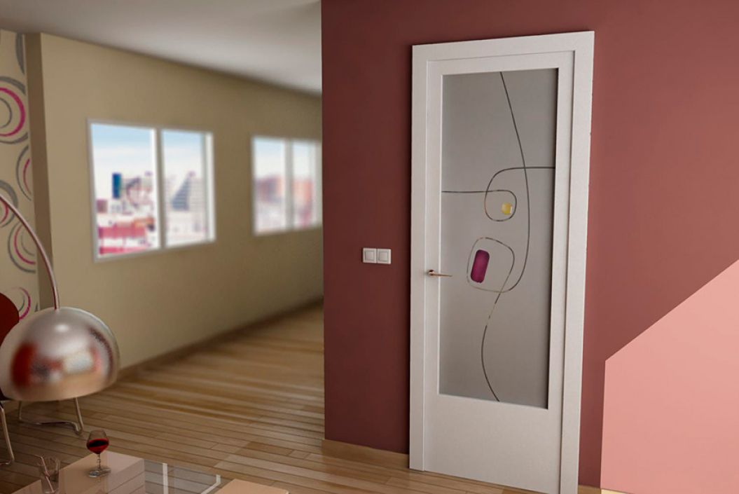 imagen real de una puerta con cristal que separa el comedor de la cocina de una casa, puerta de madera con cristal de vidrio con colores y opaco