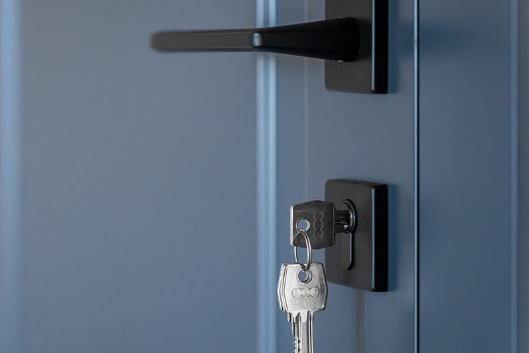 imagen puerta cerrada con las llaves puesta en la cerradura de alta seguridad